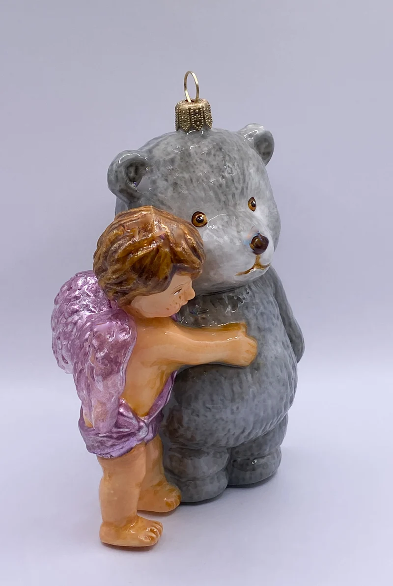 Der kleine Engel umarmt den Grossen grauen Teddy- Bär, AtlasArt