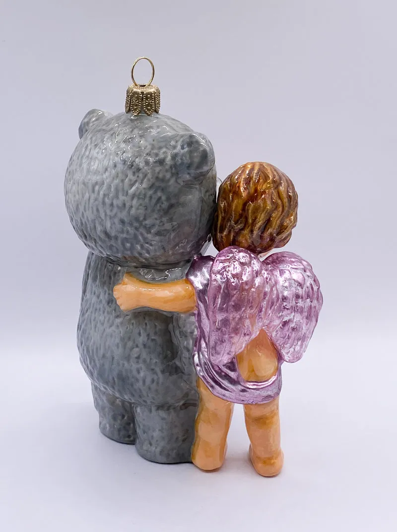 Der kleine Engel umarmt den Grossen grauen Teddy- Bär, AtlasArt