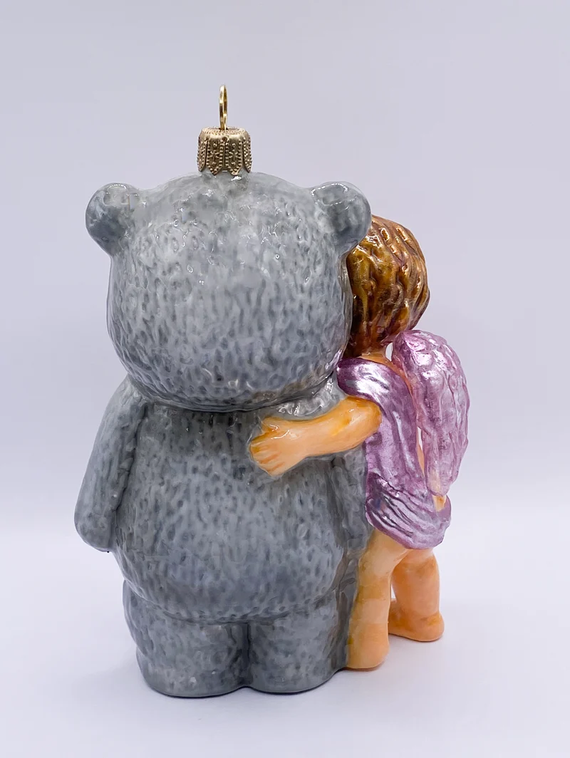Der kleine Engel umarmt den Grossen grauen Teddy- Bär, AtlasArt