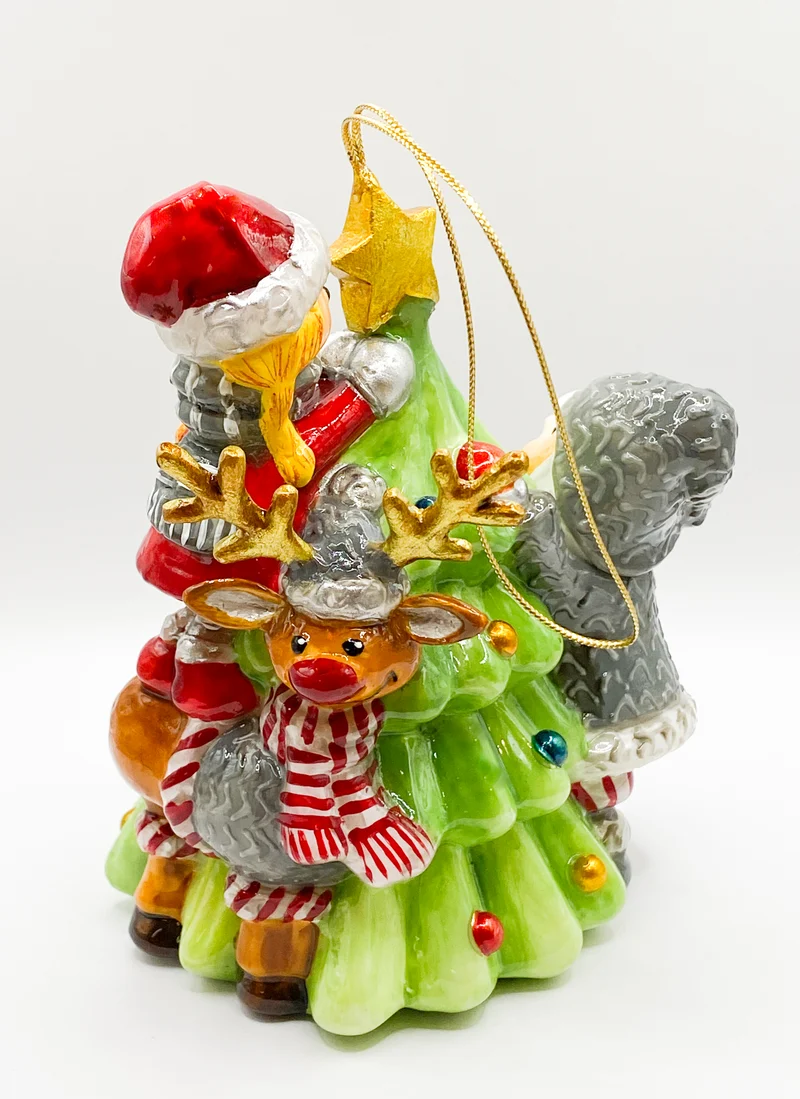 Die Weihnachtswichtel schmücken zusammen mit dem Rentier Rudolf und dem Pinguin den Christbaum, Atla