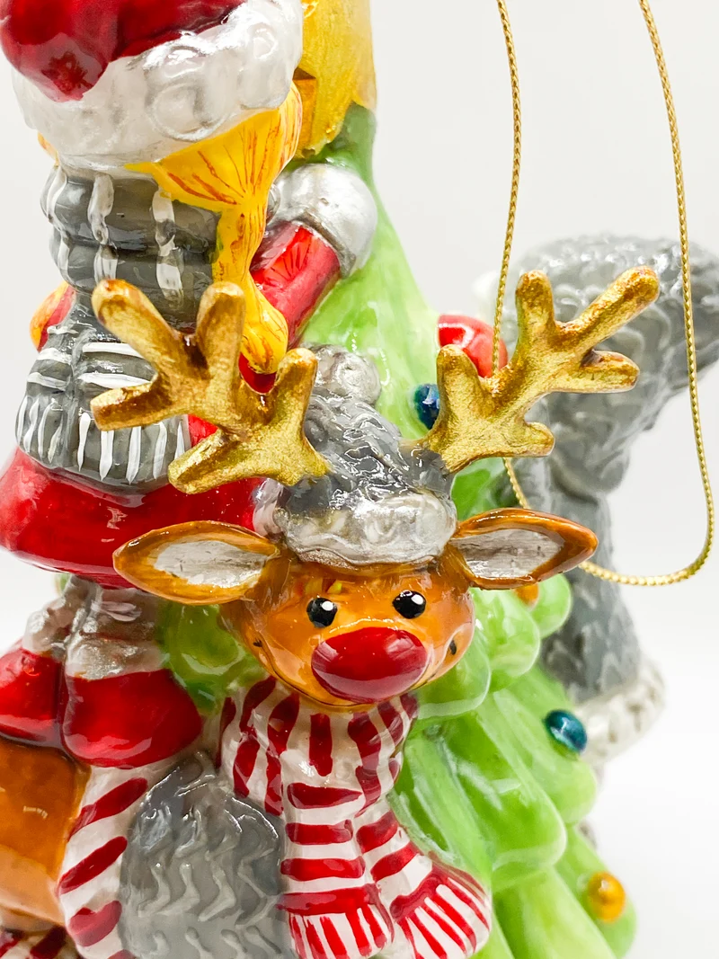 Die Weihnachtswichtel schmücken zusammen mit dem Rentier Rudolf und dem Pinguin den Christbaum, Atla