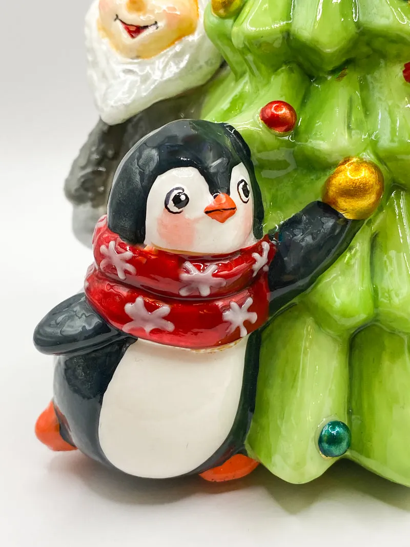 Die Weihnachtswichtel schmücken zusammen mit dem Rentier Rudolf und dem Pinguin den Christbaum, Atla