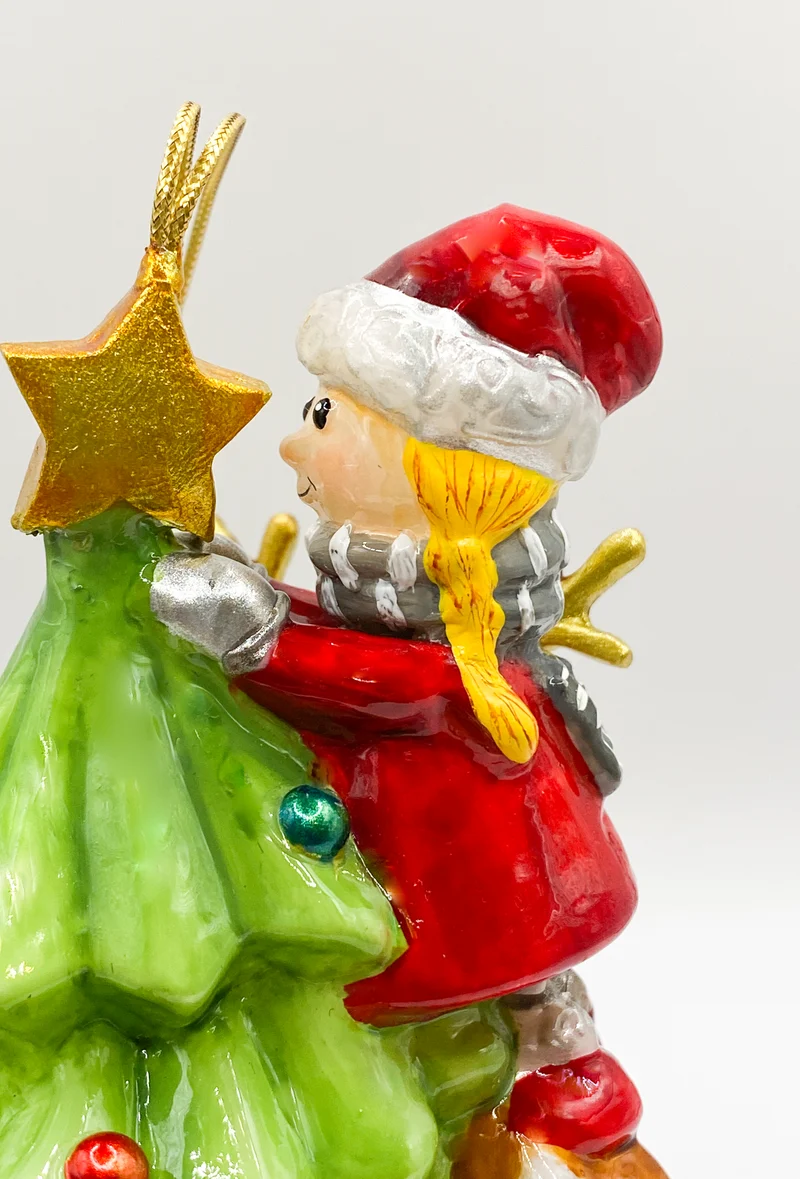 Die Weihnachtswichtel schmücken zusammen mit dem Rentier Rudolf und dem Pinguin den Christbaum, Atla