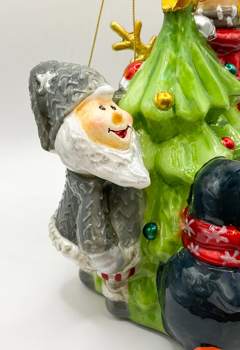 Die Weihnachtswichtel schmücken zusammen mit dem Rentier Rudolf und dem Pinguin den Christbaum, Atla