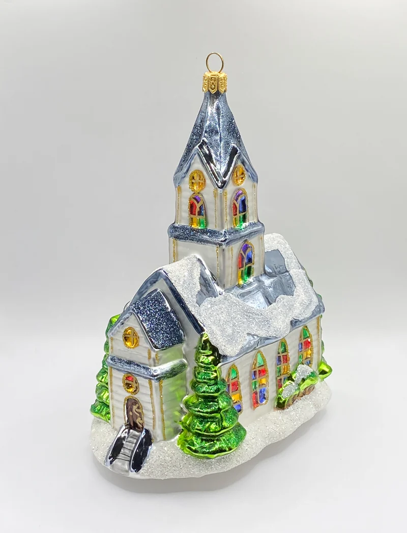 Grosse Kirche mit bunten Fenstern