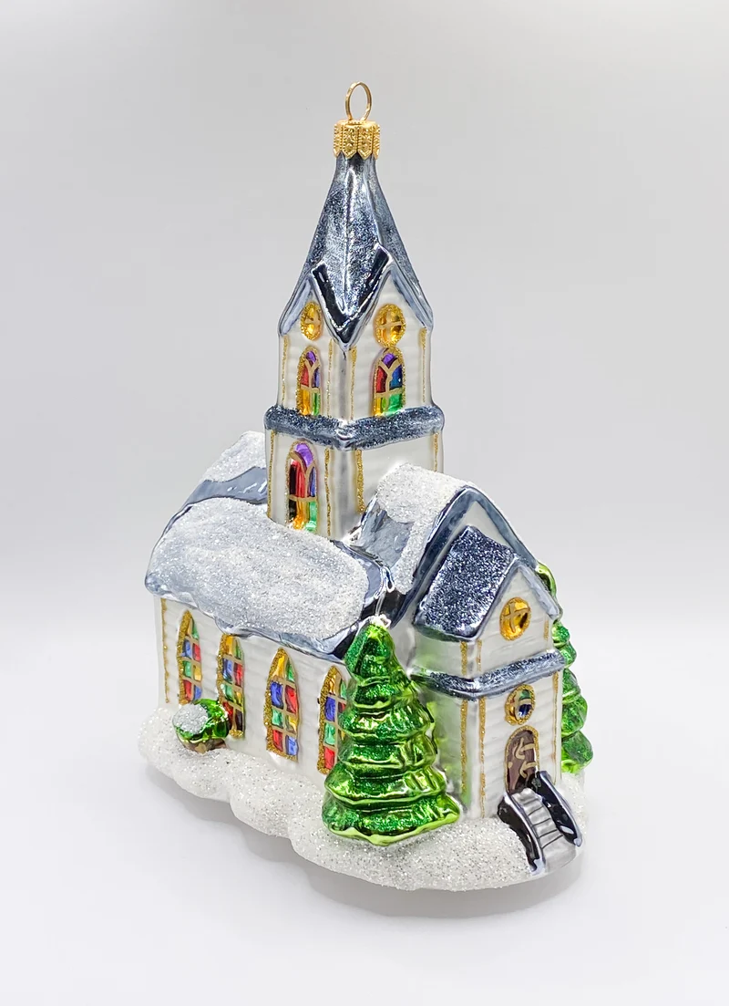 Grosse Kirche mit bunten Fenstern