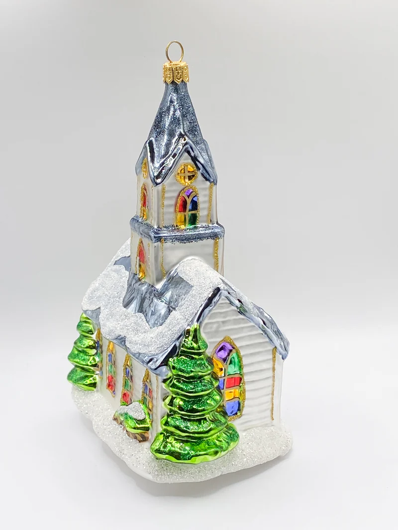 Grosse Kirche mit bunten Fenstern