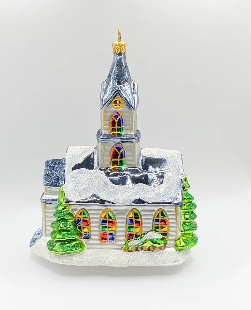 Grosse Kirche mit bunten Fenstern