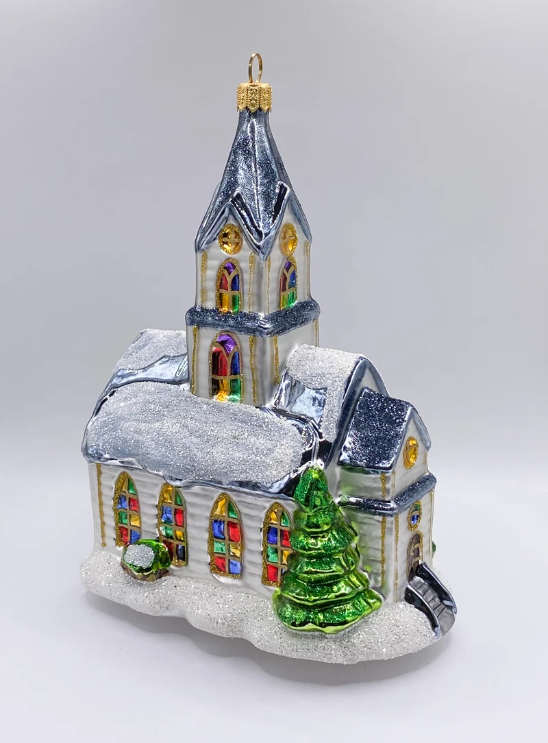 Grosse Kirche mit bunten Fenstern