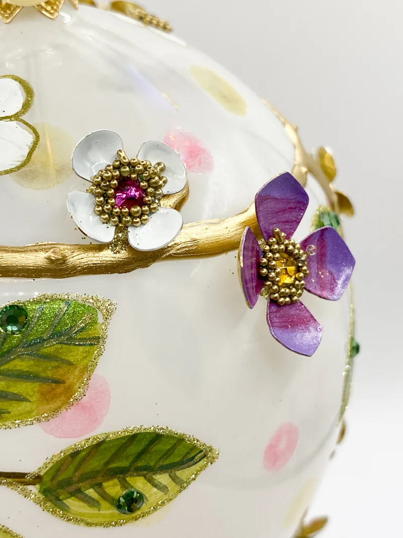 Kugel mit strukturiert gemaltem Apfelblüten-Dekor und metallenen Blüten-Applikationen, GlitterLab