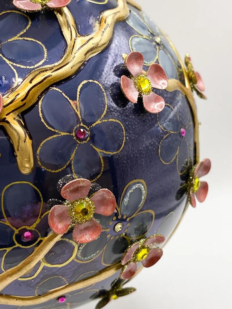 Kugel mit strukturiert gemaltem Blüten-Dekor und metallenen Blüten Applikationen, GlitterLab