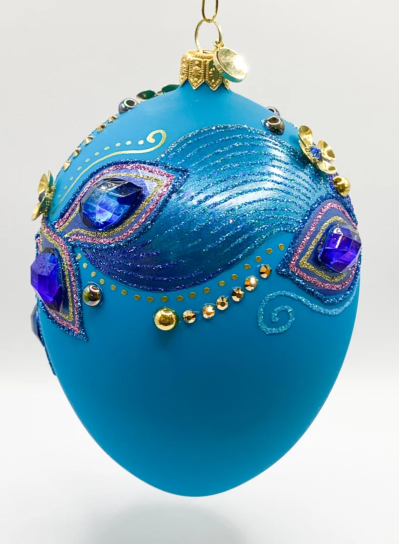 Eiform türkis mit blauen und violetten Schmucksteinen und metallenen Blüten Applikationen, GlitterLa