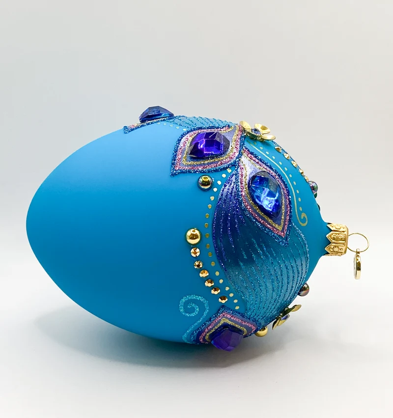 Eiform türkis mit blauen und violetten Schmucksteinen und metallenen Blüten Applikationen, GlitterLa