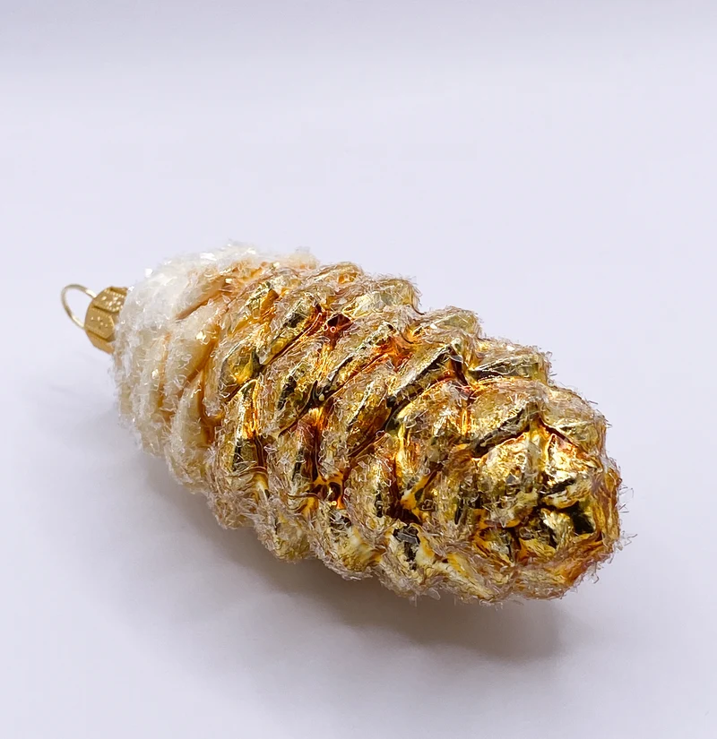 Goldener langer Zapfen mit weisser Kappe