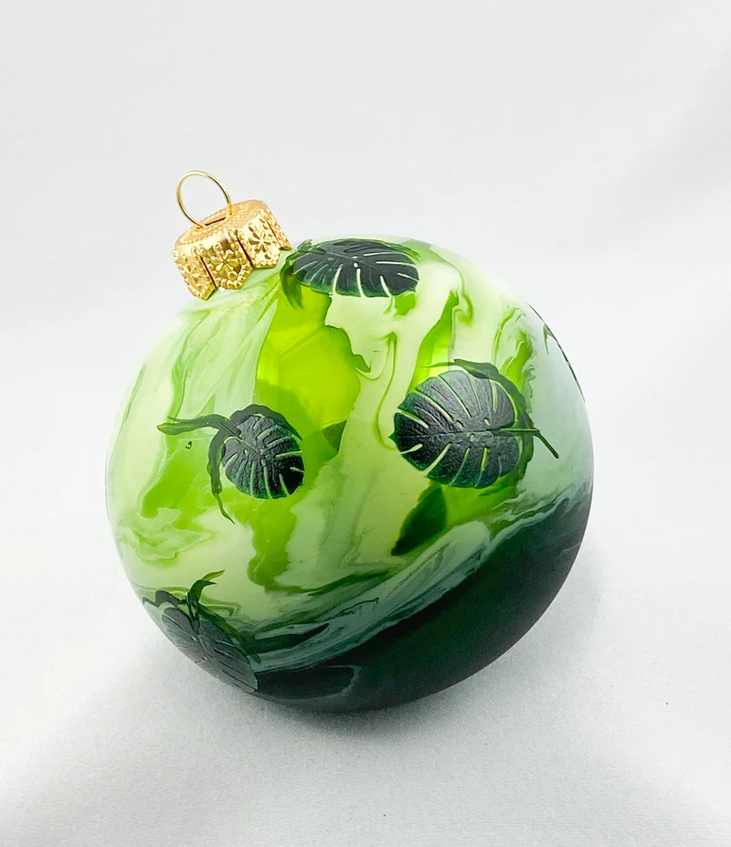 Kugel grün marmoriert mit Monstera-Blättern