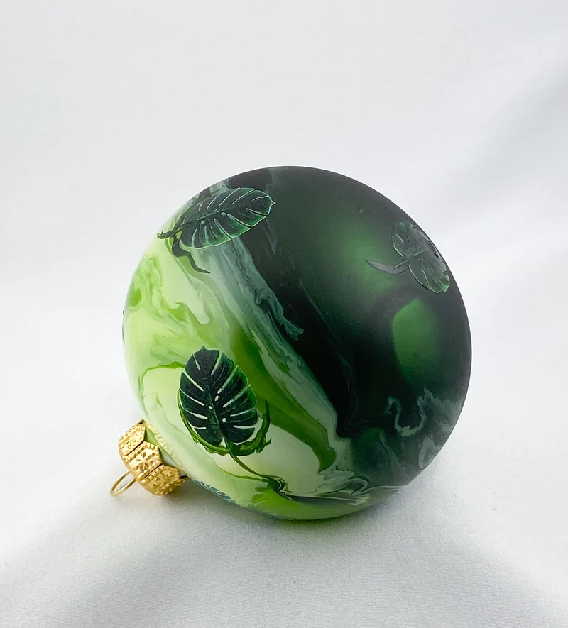 Kugel grün marmoriert mit Monstera-Blättern