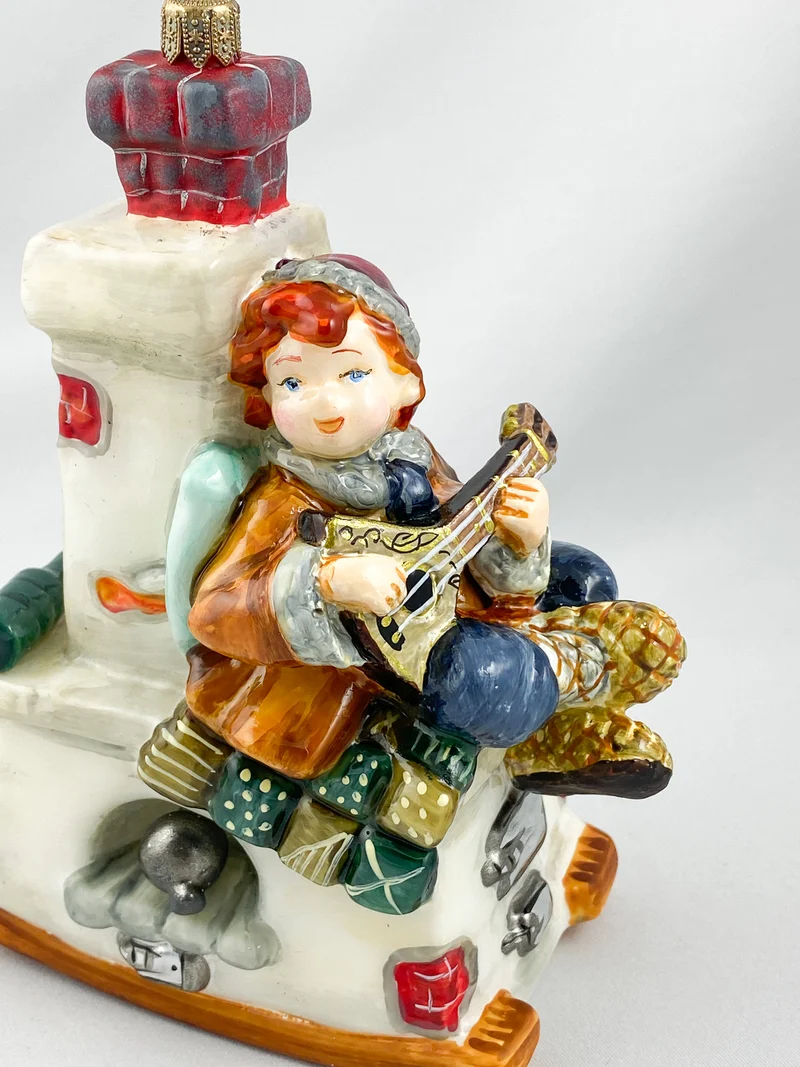 Emil sitzt auf dem Ofenbank und spielt die Balalaika, AtlasArt