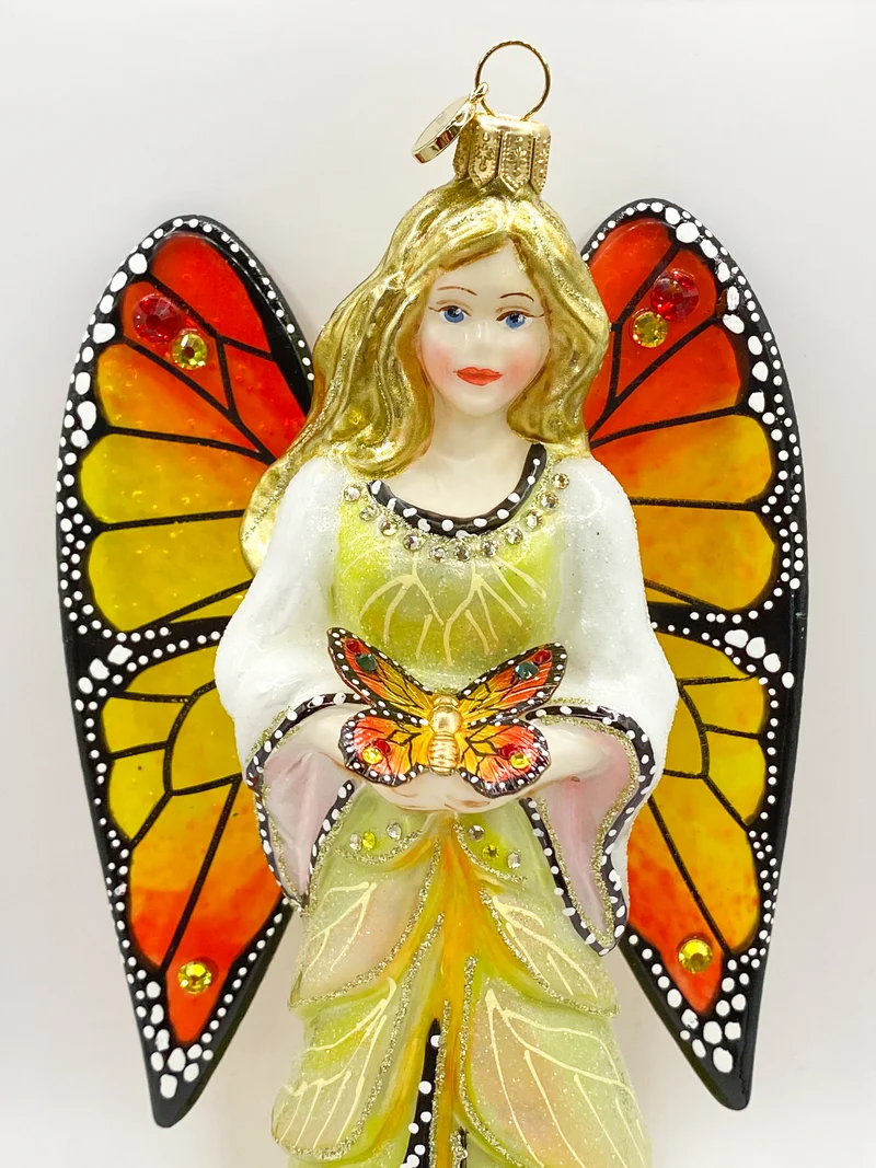 Blonder Engel mit Schmetterling in der Hand und transparenten Glasflügeln, GlitterLab