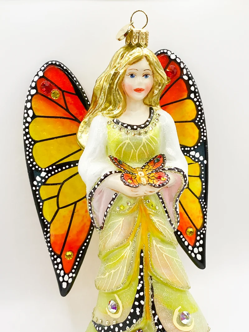 Blonder Engel mit Schmetterling in der Hand und transparenten Glasflügeln, GlitterLab