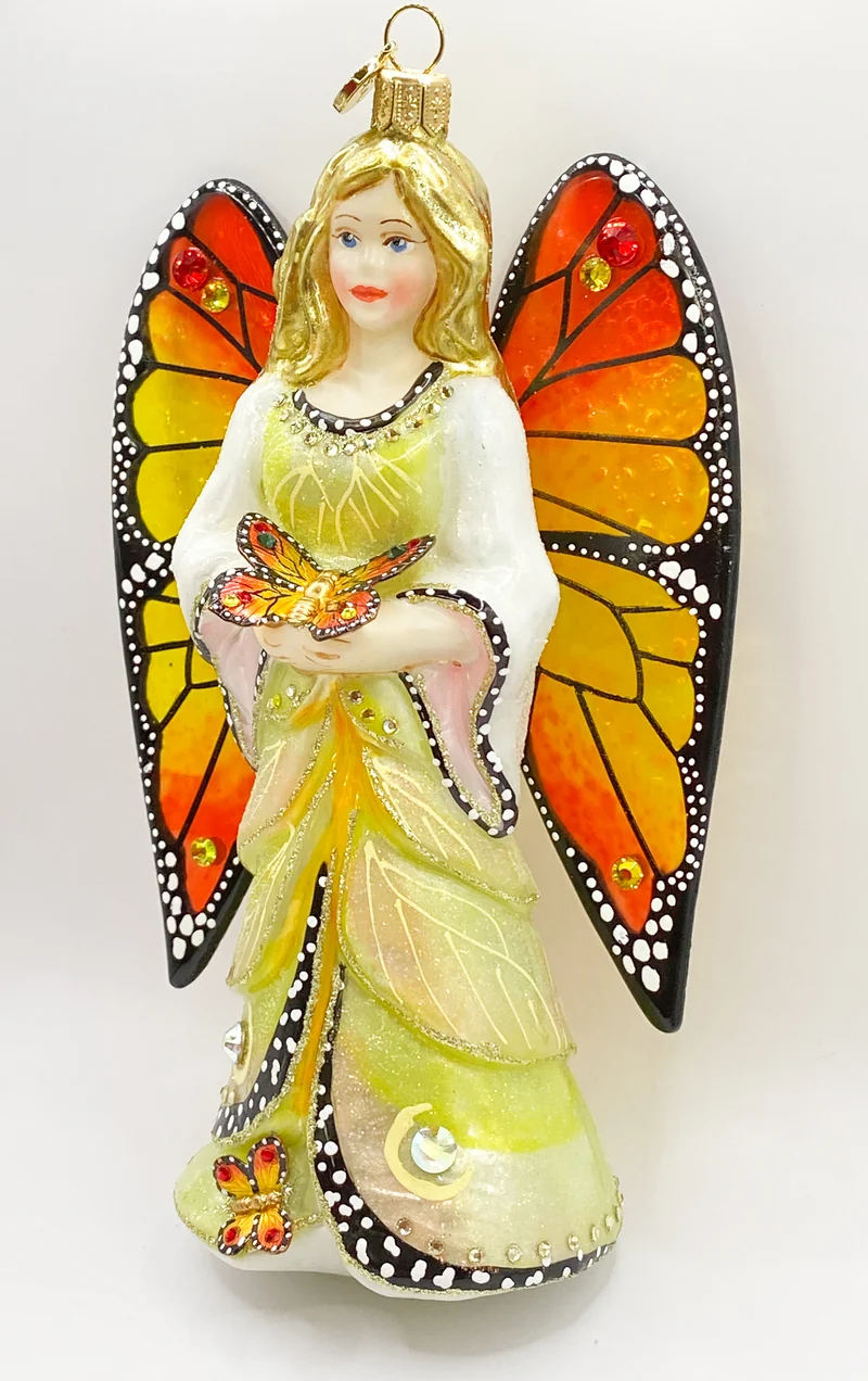 Blonder Engel mit Schmetterling in der Hand und transparenten Glasflügeln, GlitterLab