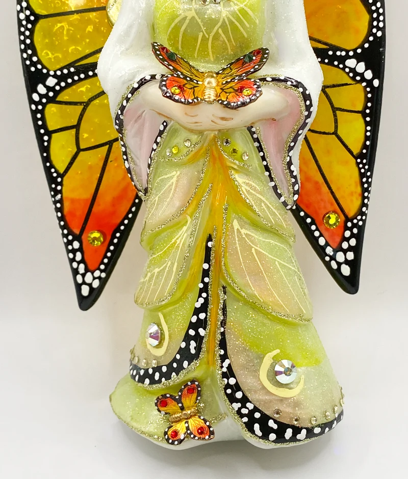 Blonder Engel mit Schmetterling in der Hand und transparenten Glasflügeln, GlitterLab
