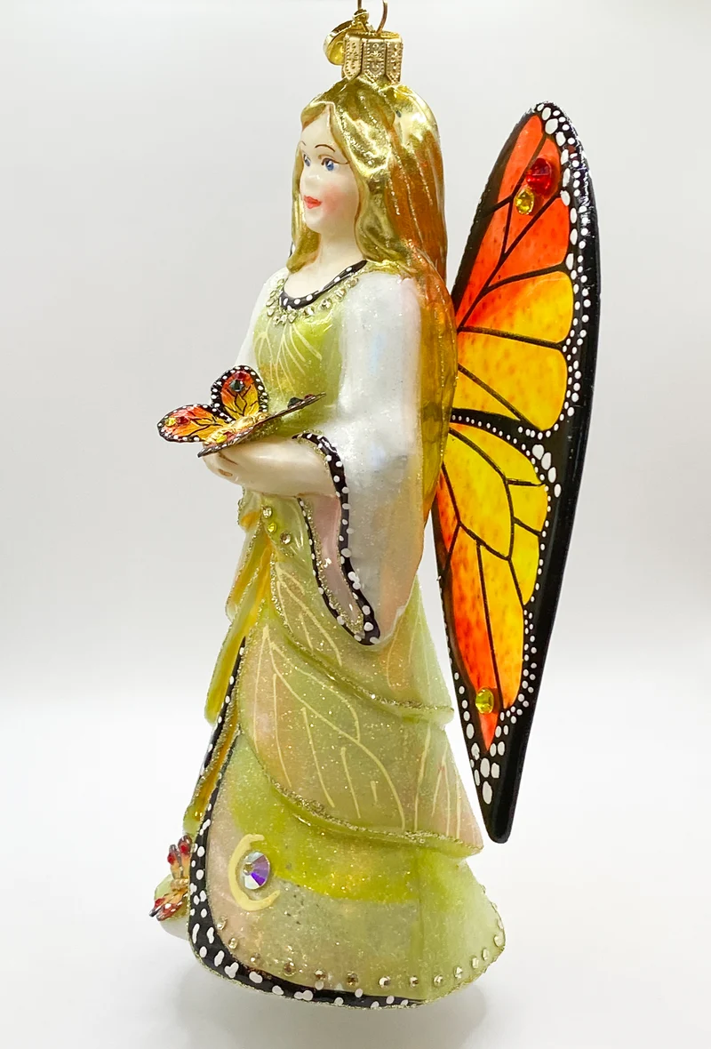 Blonder Engel mit Schmetterling in der Hand und transparenten Glasflügeln, GlitterLab