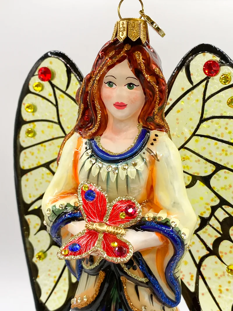 Engel mit rotem Schmetterling in der Hand und transparenten Glasflügeln, GlitterLab