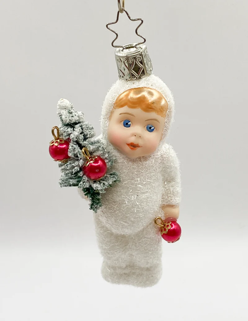 Schneekind mit dem geschmückten Christbäumchen