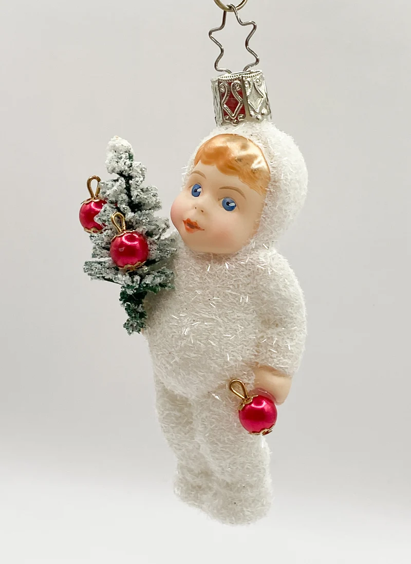 Schneekind mit dem geschmückten Christbäumchen