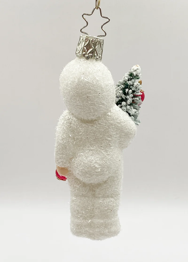 Schneekind mit dem geschmückten Christbäumchen