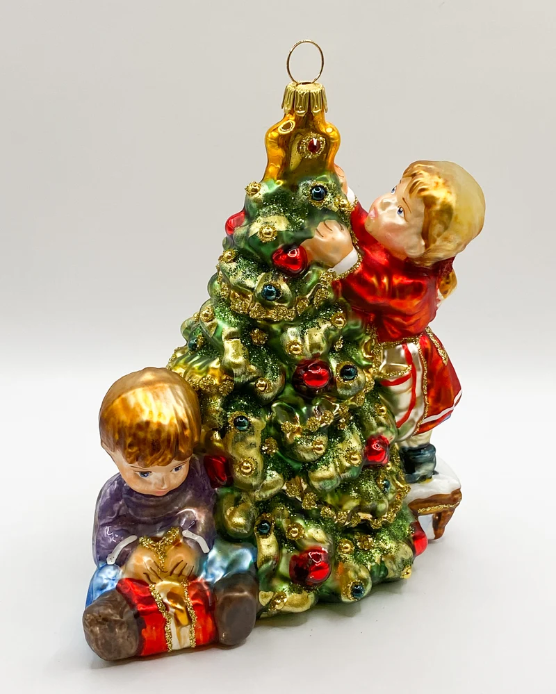 Die Kinder schmücken gemeinsam den Weihnachtsbaum, KOMOZJA MOSTOWSKI