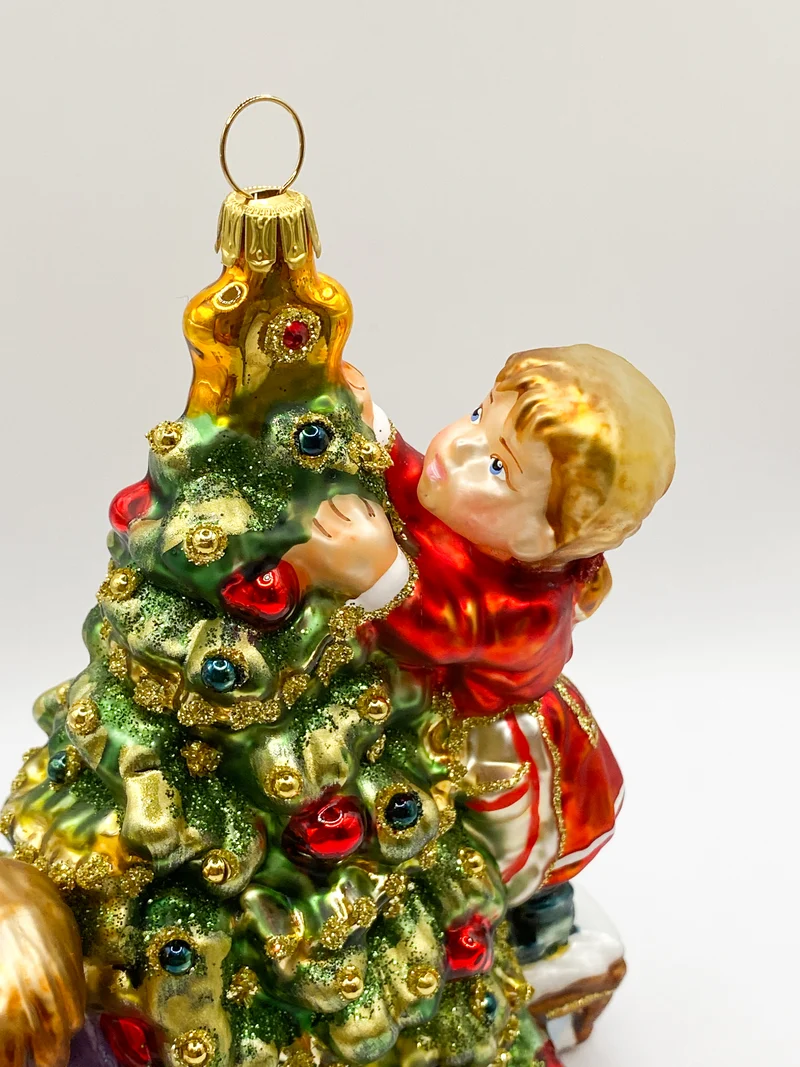Die Kinder schmücken gemeinsam den Weihnachtsbaum, KOMOZJA MOSTOWSKI