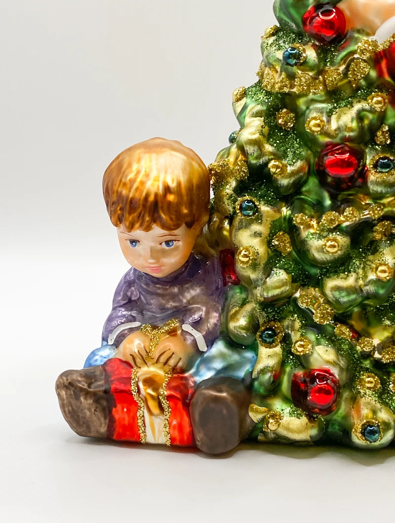 Die Kinder schmücken gemeinsam den Weihnachtsbaum, KOMOZJA MOSTOWSKI