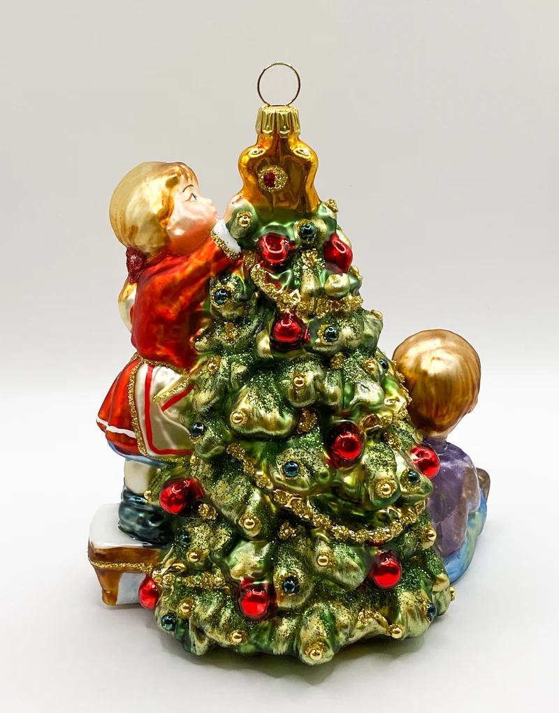 Die Kinder schmücken gemeinsam den Weihnachtsbaum, KOMOZJA MOSTOWSKI