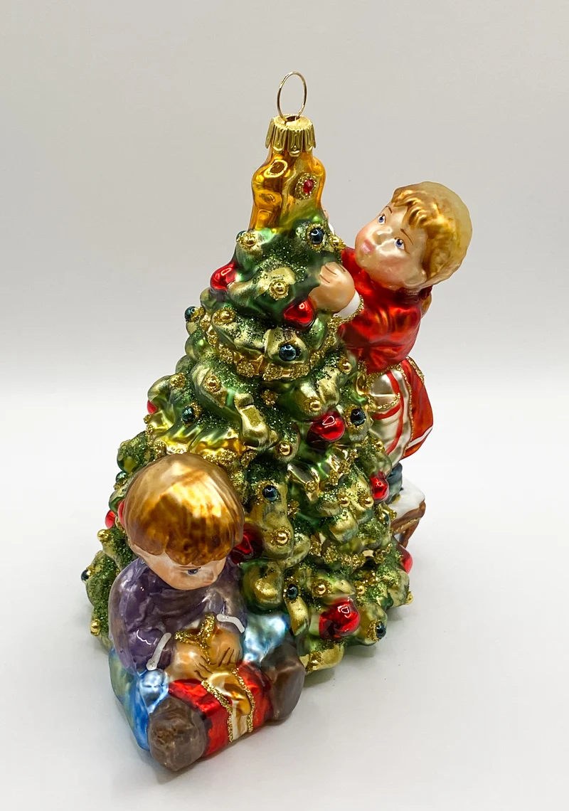 Die Kinder schmücken gemeinsam den Weihnachtsbaum, KOMOZJA MOSTOWSKI