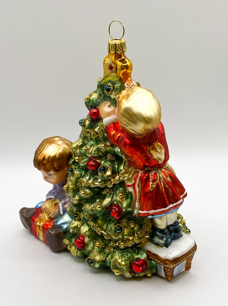 Die Kinder schmücken gemeinsam den Weihnachtsbaum, KOMOZJA MOSTOWSKI