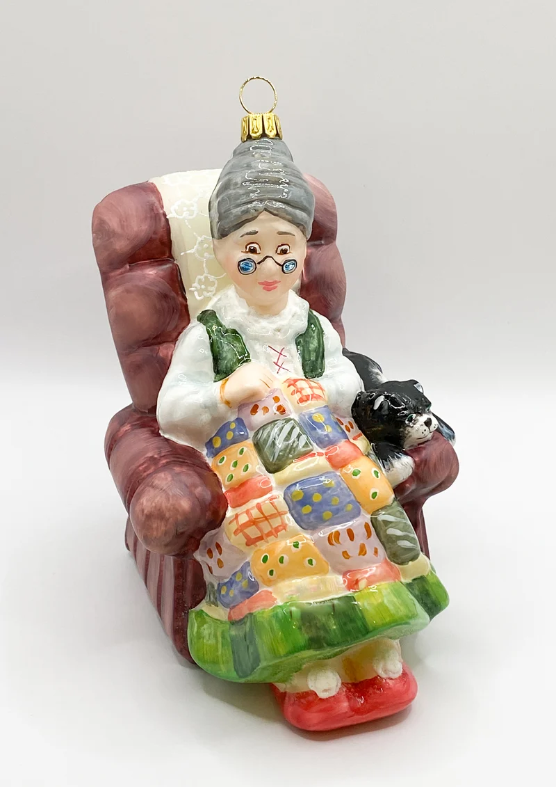Die Oma hat es sich mit der Katze im Fauteuil gemütlich gemacht, KOMOZJA MOSTOWSKI
