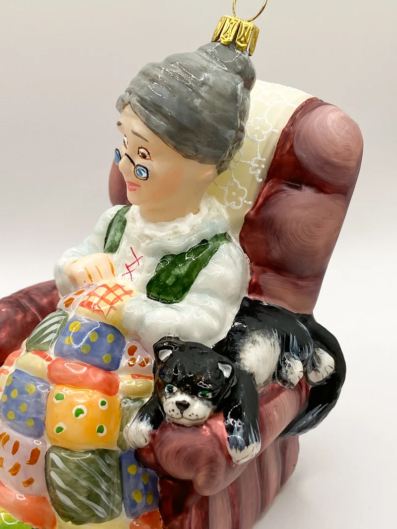 Die Oma hat es sich mit der Katze im Fauteuil gemütlich gemacht, KOMOZJA MOSTOWSKI