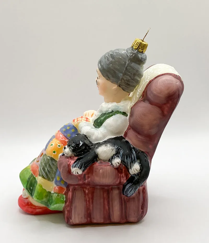 Die Oma hat es sich mit der Katze im Fauteuil gemütlich gemacht, KOMOZJA MOSTOWSKI