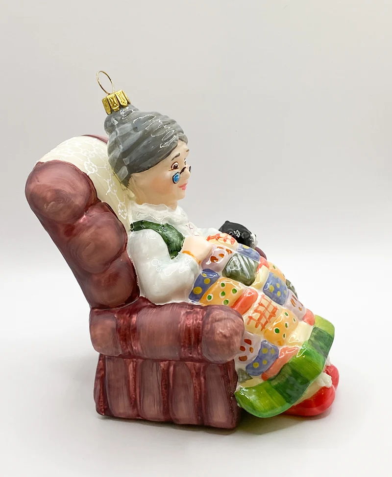 Die Oma hat es sich mit der Katze im Fauteuil gemütlich gemacht, KOMOZJA MOSTOWSKI
