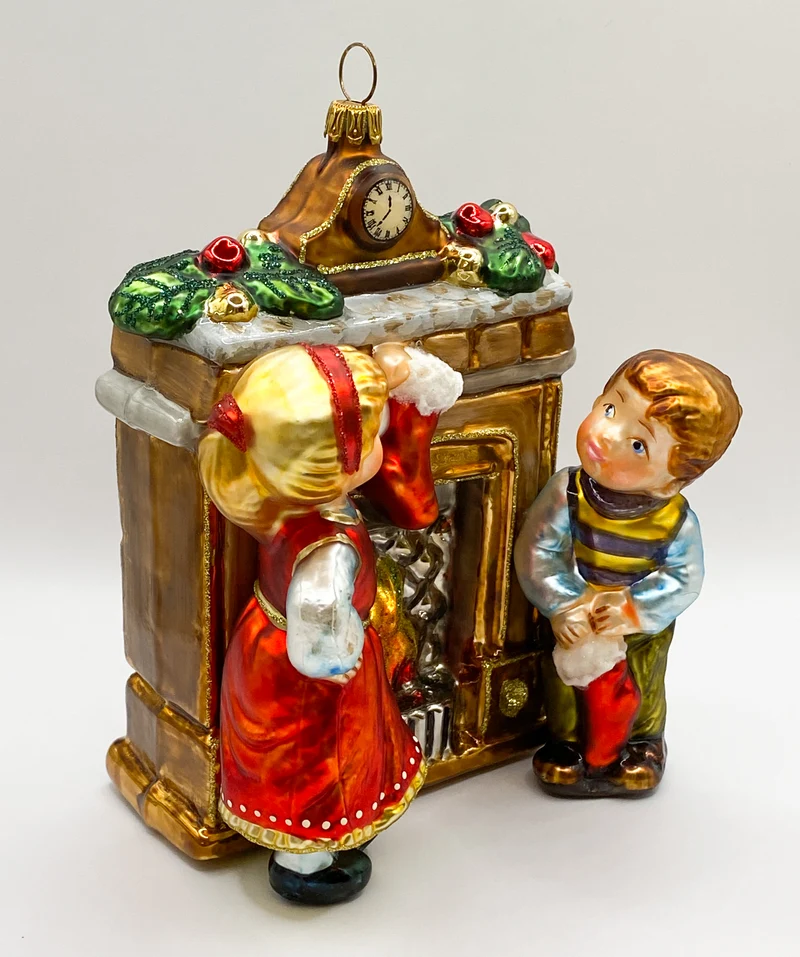 Die Kinder hängen ihre Weihnachtsstrümpfe an den Kamin, KOMOZJA MOSTOWSKI