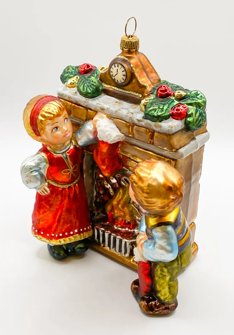 Die Kinder hängen ihre Weihnachtsstrümpfe an den Kamin, KOMOZJA MOSTOWSKI