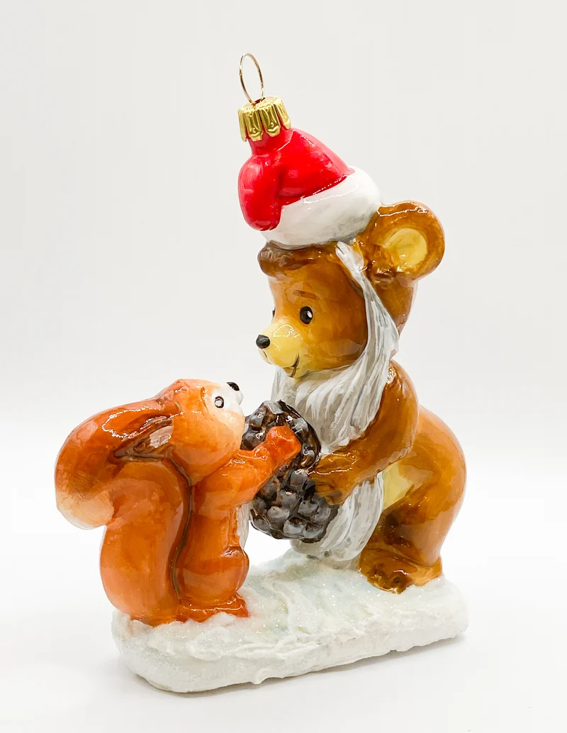 Der kleine Bär hat sich für das Eichhörnchen als Weihnachtsmann verkleidet, KOMOZJA MOSTOWSKI