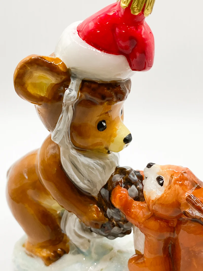 Der kleine Bär hat sich für das Eichhörnchen als Weihnachtsmann verkleidet, KOMOZJA MOSTOWSKI