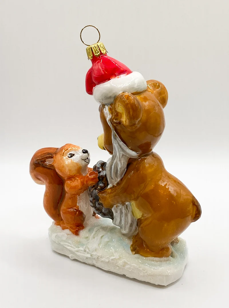 Der kleine Bär hat sich für das Eichhörnchen als Weihnachtsmann verkleidet, KOMOZJA MOSTOWSKI
