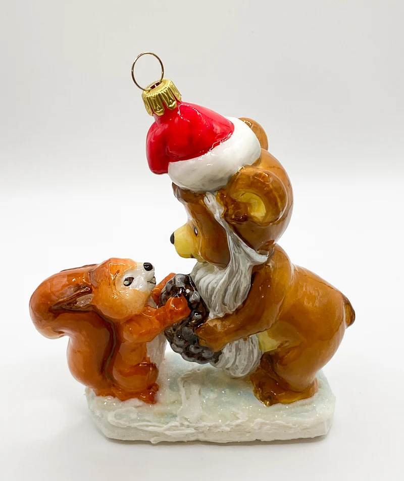 Der kleine Bär hat sich für das Eichhörnchen als Weihnachtsmann verkleidet, KOMOZJA MOSTOWSKI