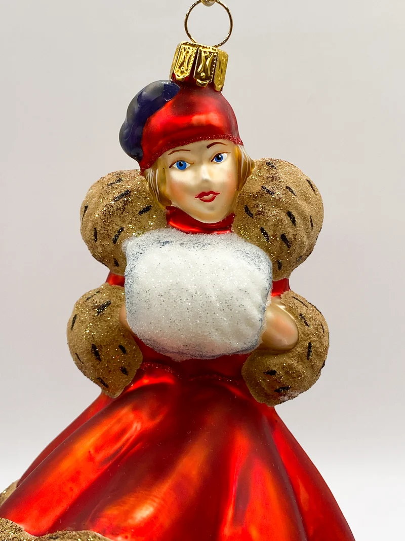 Frau im roten Winterkleid mit weissem Muff, KOMOZJA MOSTOWSKI