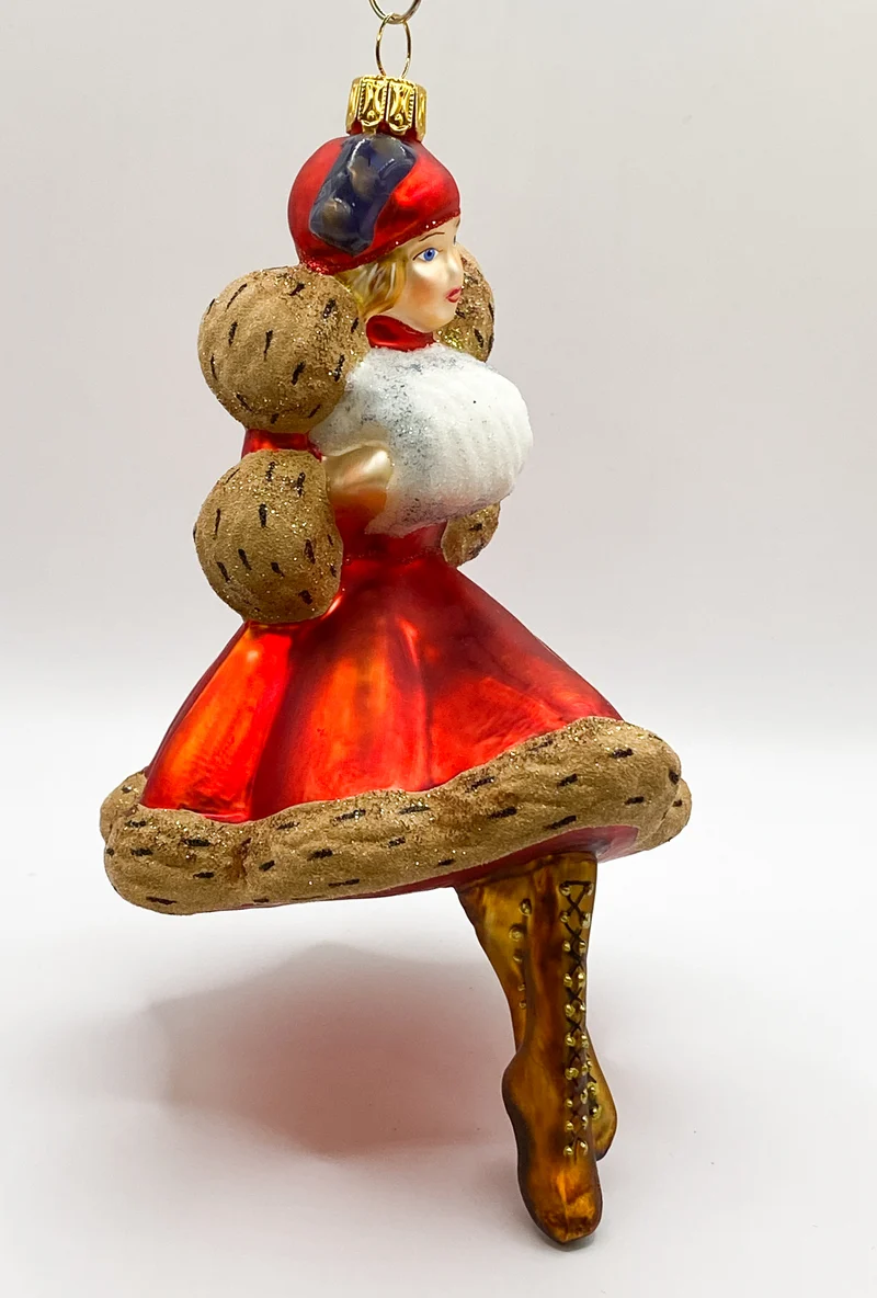 Frau im roten Winterkleid mit weissem Muff, KOMOZJA MOSTOWSKI