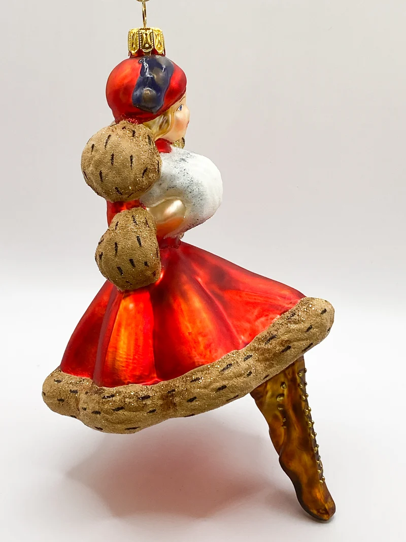 Frau im roten Winterkleid mit weissem Muff, KOMOZJA MOSTOWSKI