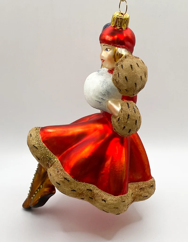 Frau im roten Winterkleid mit weissem Muff, KOMOZJA MOSTOWSKI